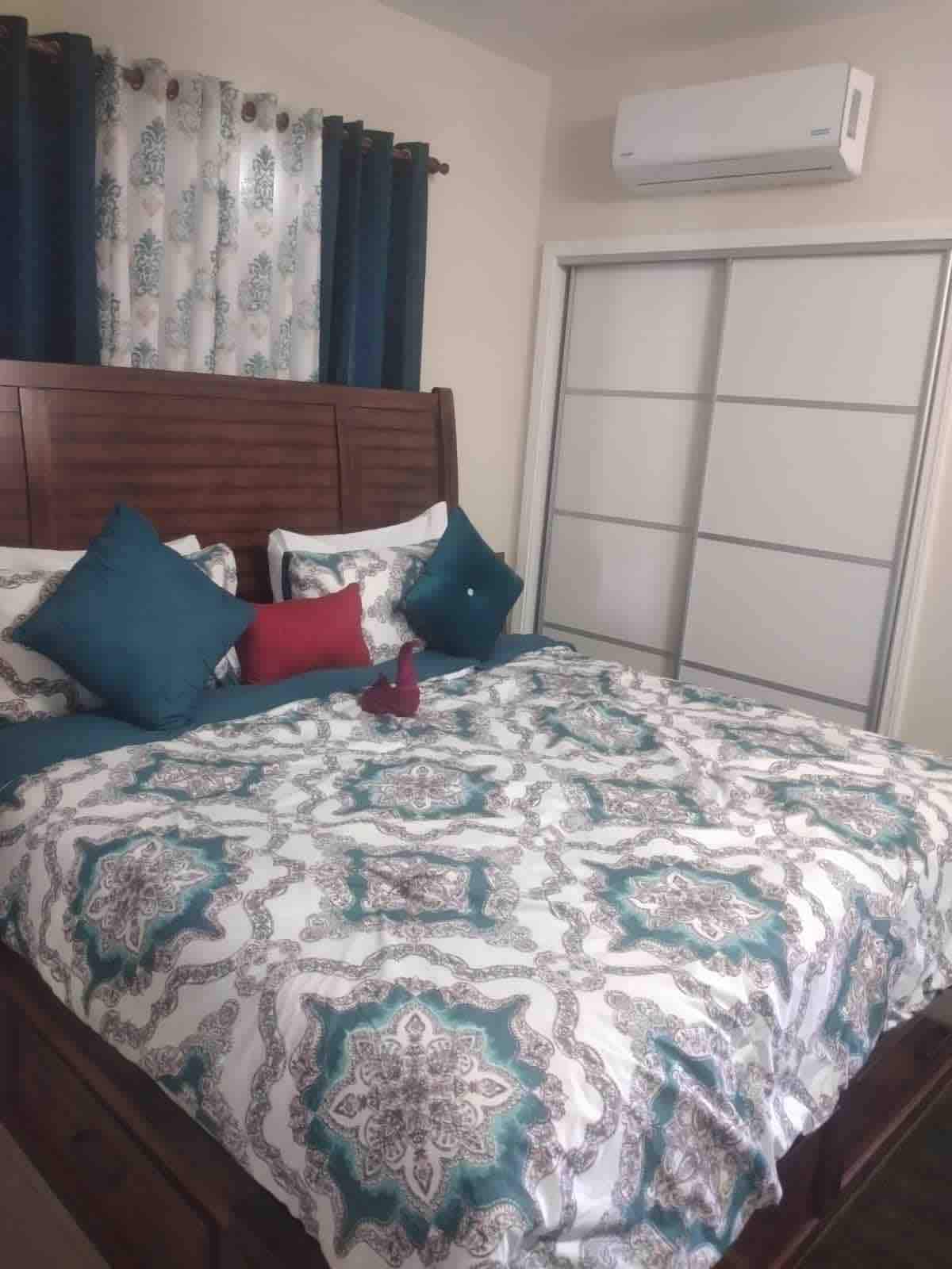 Veľká manželská posteľ a klimatizácia 