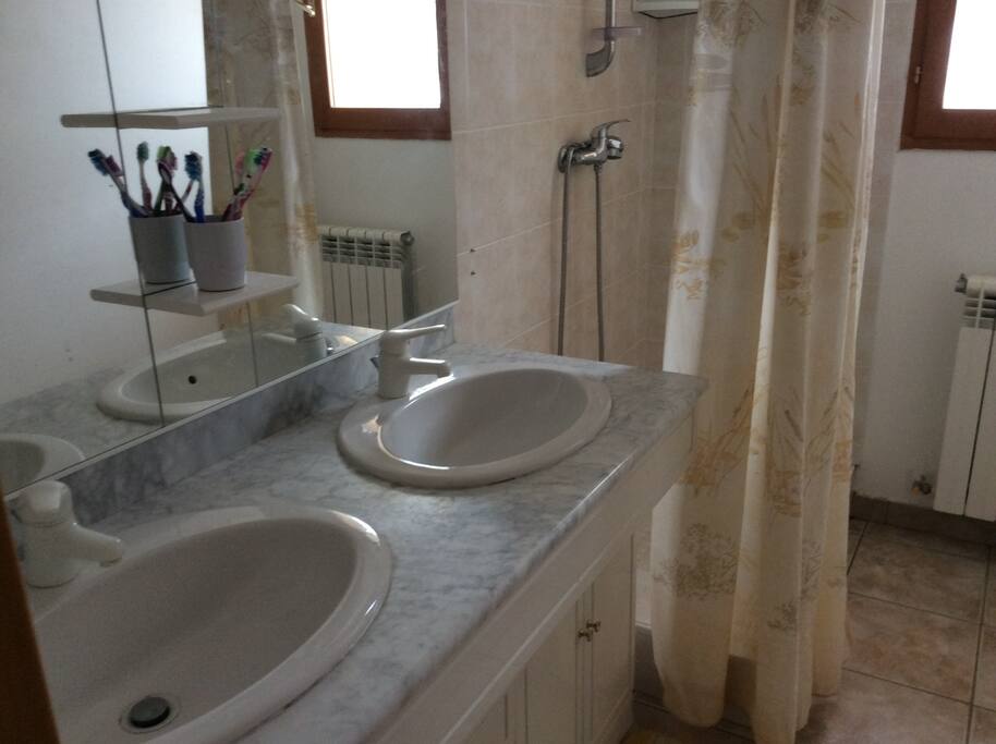 Salle d'eau avec douche