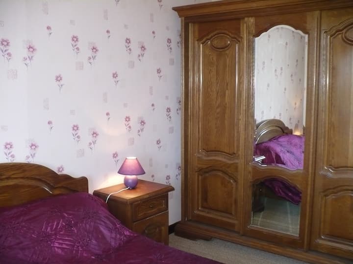 la prima camera da letto e il suo letto matrimoniale