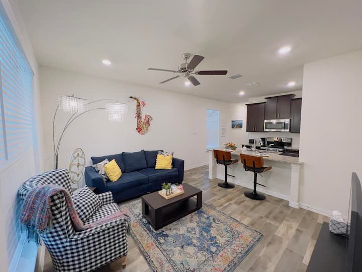 Entire 650 Sq Ft Unit Located In Forney. - Dallas, TX