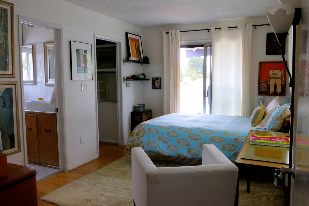 Larchmont Hollywood Groovy Studio! Cabins for Rent in Los Angeles