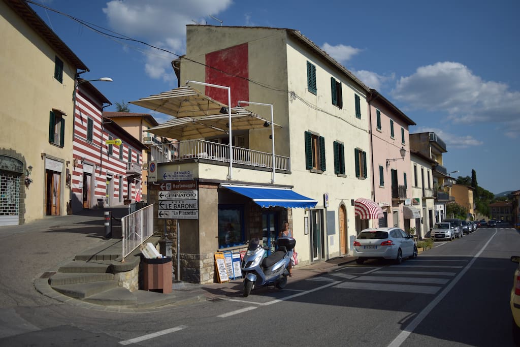 La casa appartiene alla Famiglia Anichini che abita a Cecione, un'antica casa-torre medievale a venti minuti di passeggiata da qui. Anna, Giuliano e Francesco, insieme a Alessandra e Luca, vi faranno visitare la cantina del celebre vino del Vallone di Cecione