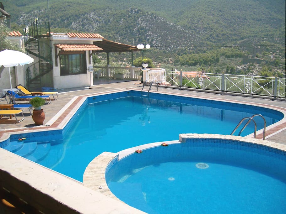 The swimming pool and the Jacuzzi which can be used as children's pool !