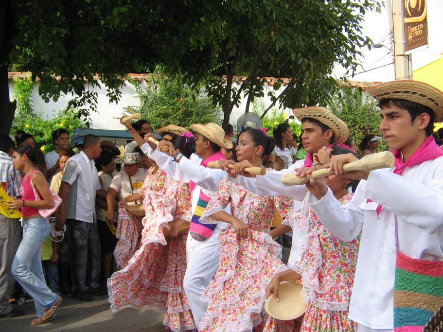 La ubicacion privilegiada del Apartamento te permitirá vivir de cerca el desfile de piloneras.(En el festival vallenato)