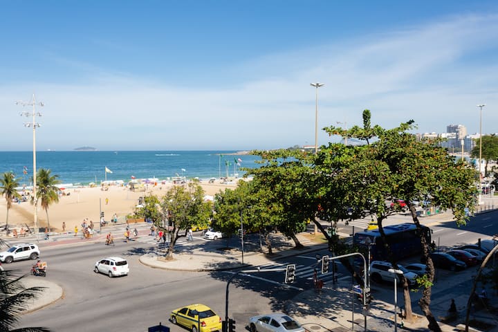 De frente p/ praia de Copacabana