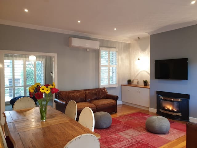 Pool, Spa, BBQ, gorgeous acom for perfect staycay