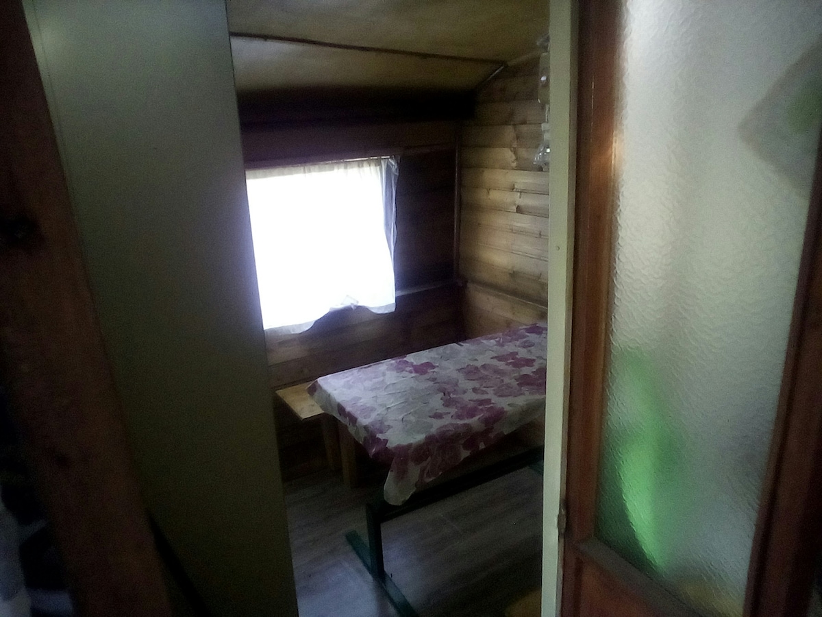 Airbnb performant: The forest in a caravan à Castiadas