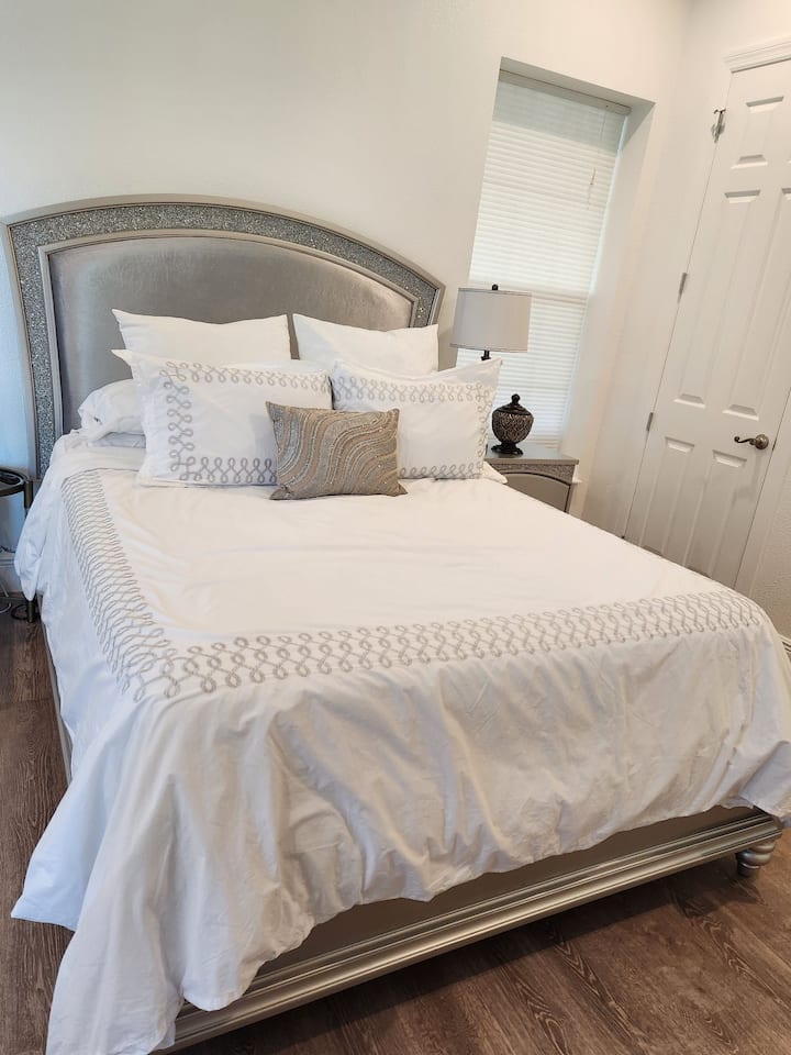 Cama tamaño queen. 
Duerme cómodamente en un colchón mediano firme y sábanas de algodón.