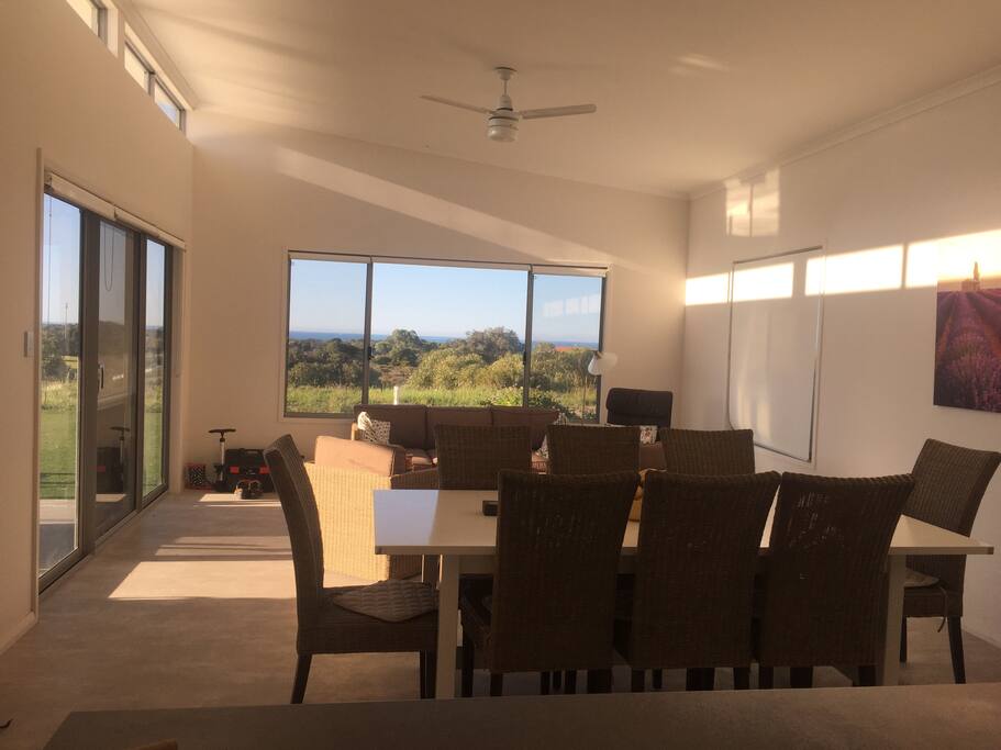 Lounge/dining area