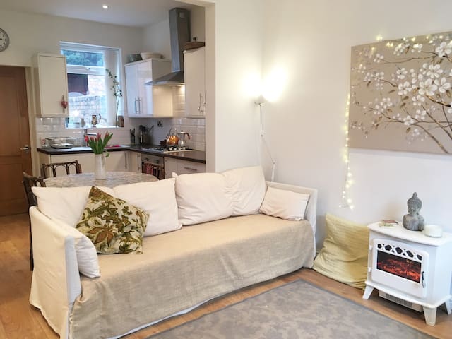 Cosy 2-bedroom Terrace in Central West Kirby
