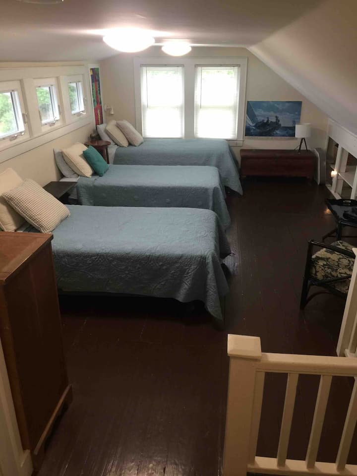 พื้นที่ลอฟท์ห้องสองชั้นน่ารักพร้อมทีวีขนาดเล็ก