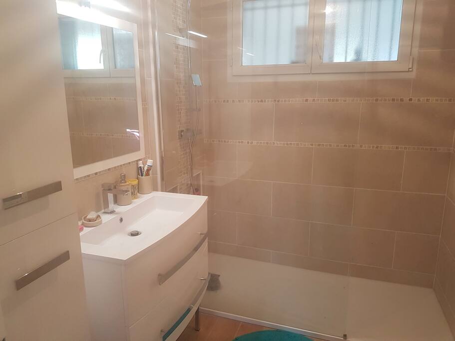 Salle de bain refaite à neuf à partager