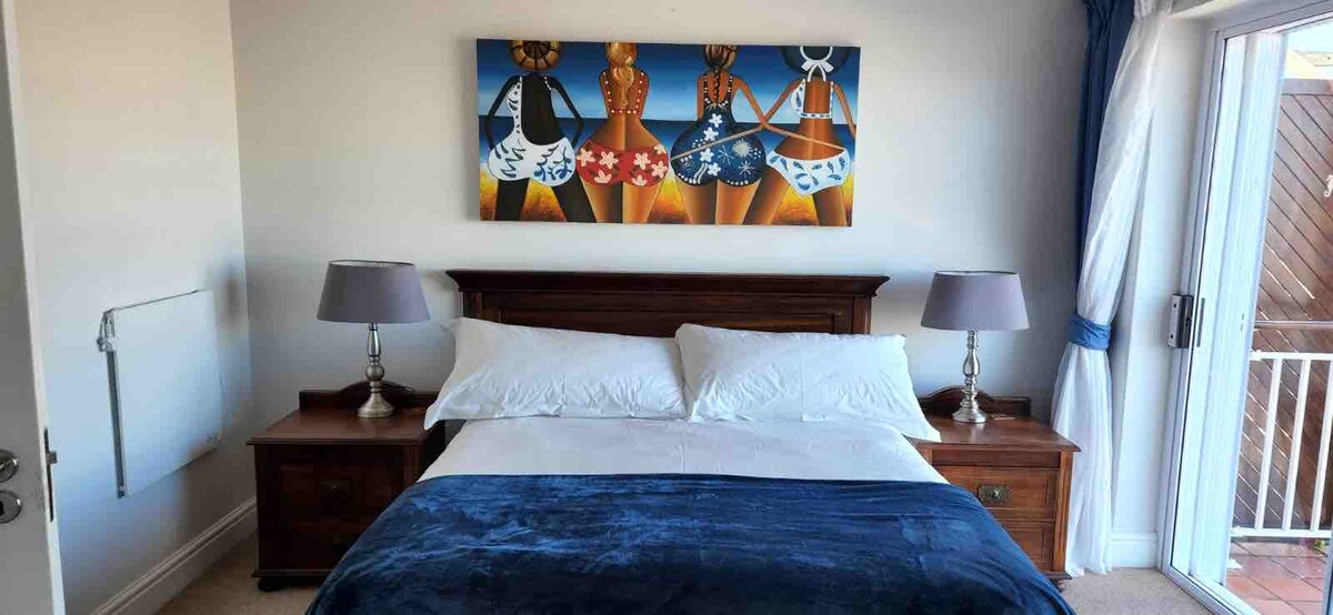 主卧设有一个小阳台，从滑道上俯瞰运河，可俯瞰运河 