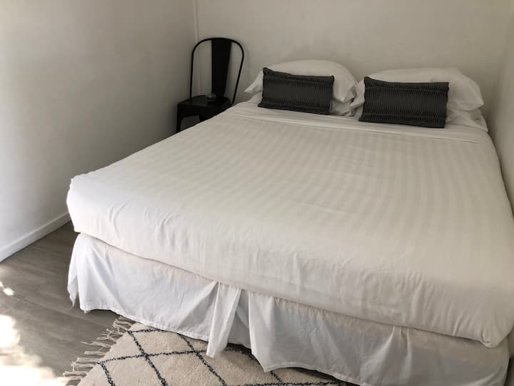 Dhoma e dytë e gjumit me krevat dopio "queen" dhe dollap (dhomë më e vogël me dritare të vogël) 