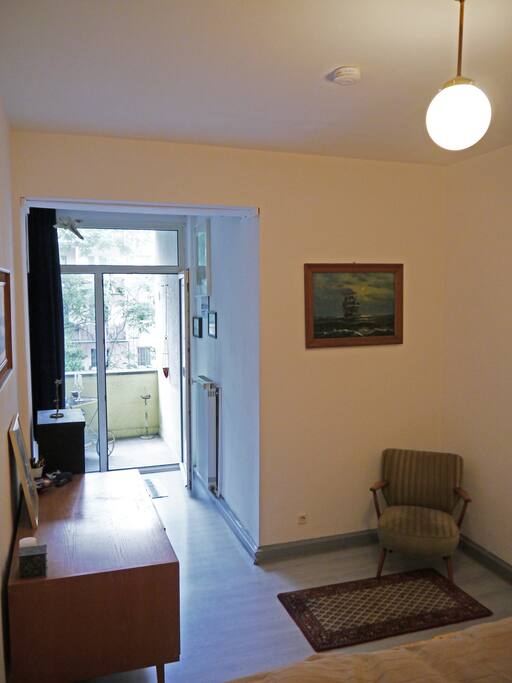 Zimmer (mit Blick auf Balkon)