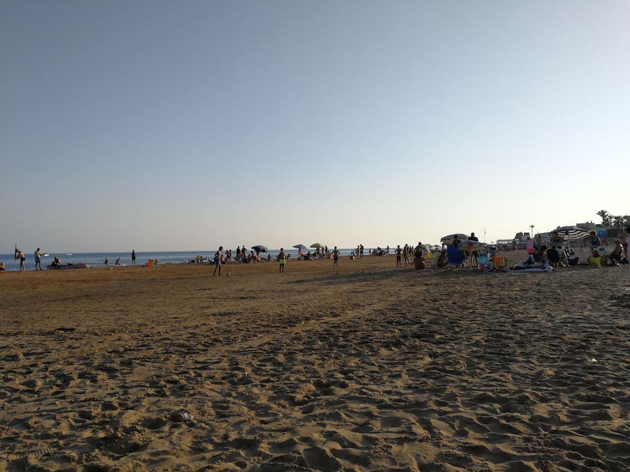 La spiaggia a pochi passi dalla casa. È raggiungibile da una stradina privata
