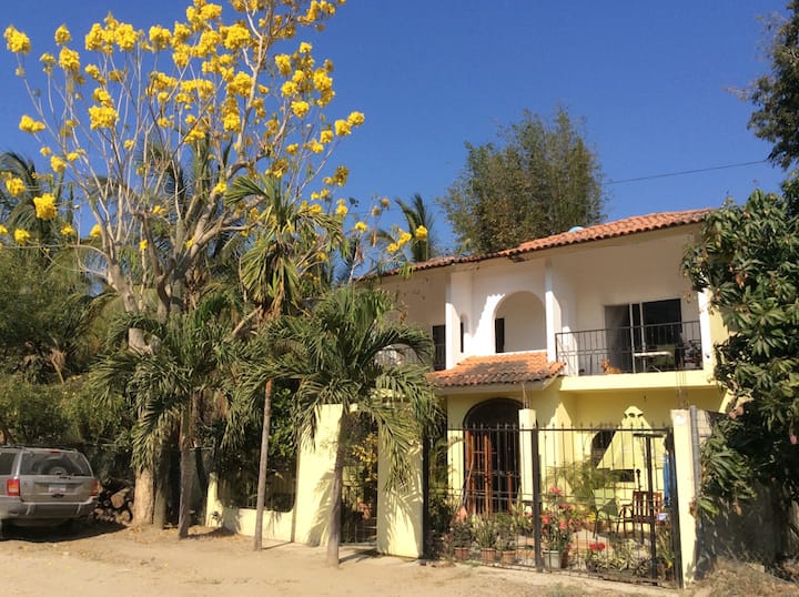 Private Room for 1 - 4 People in Large House