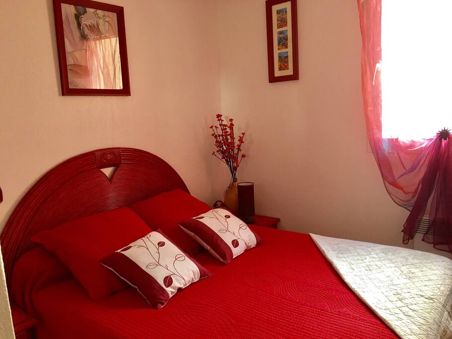 Chambre principale à l'étage vue piscine