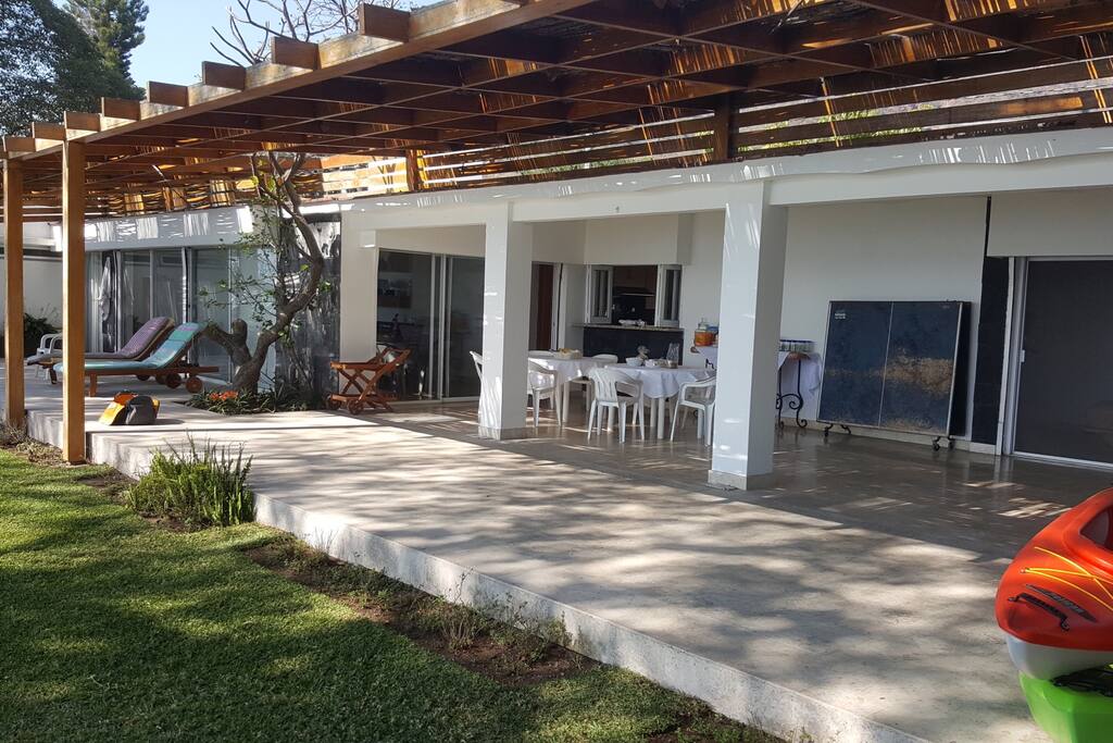 Amplia Terraza techada / Large covered Terrace