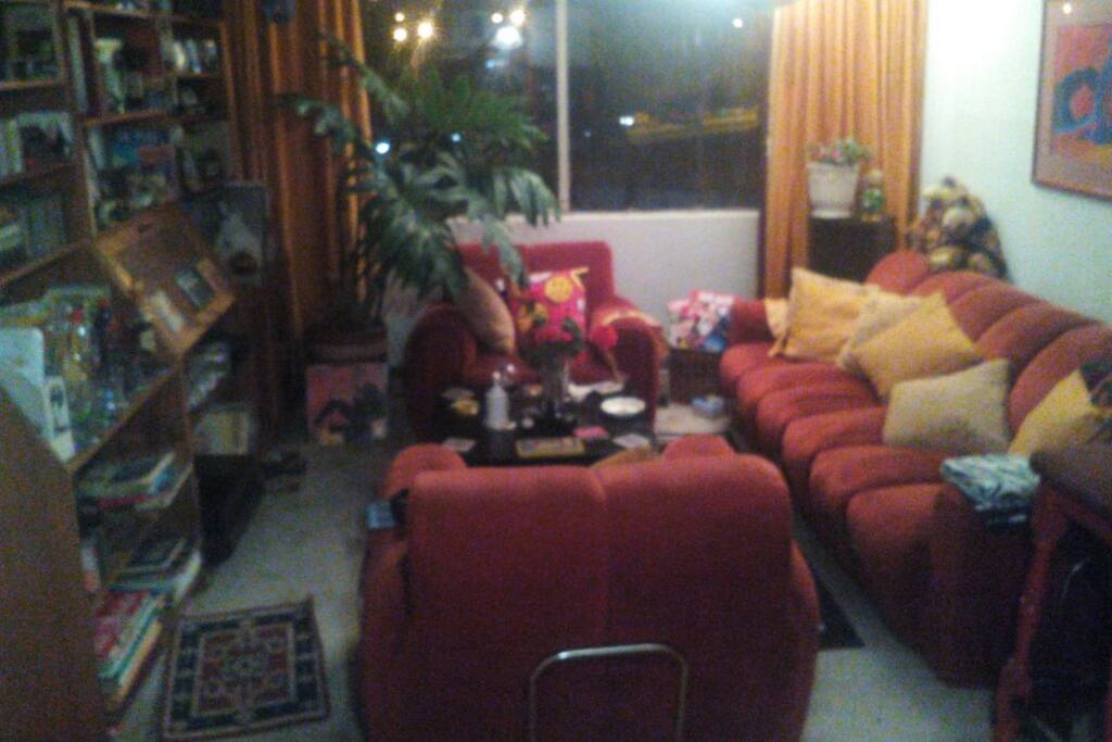 Sala de el apartamento de Wally. El anfitrión. Sala del apartamento. Espectacular vista de cerros de Monserrate y Guadalupe. Sala de uso exclusivo de Wally el anfitrión.