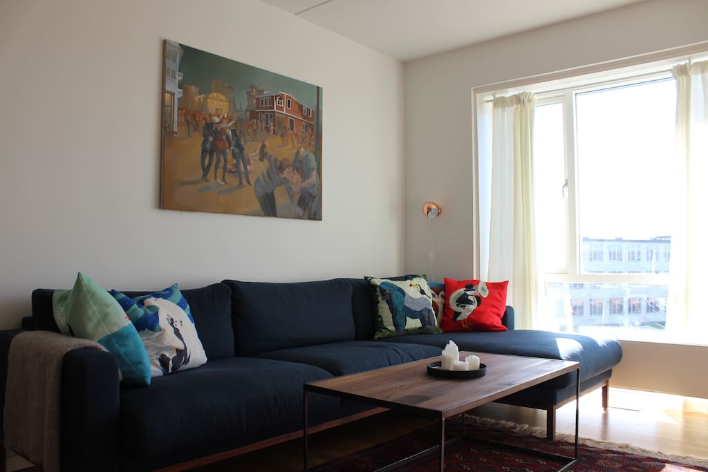 Spacious living room w. panorama windows.