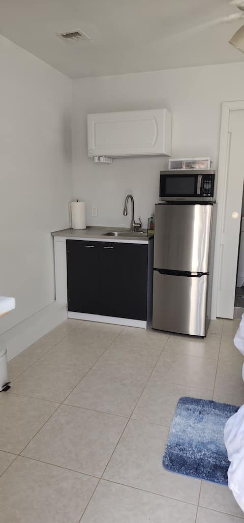 Popular Airbnb listing: Cozy Private Studio/Kitchen/Washer/Dryer/Near Mall in Sunrise