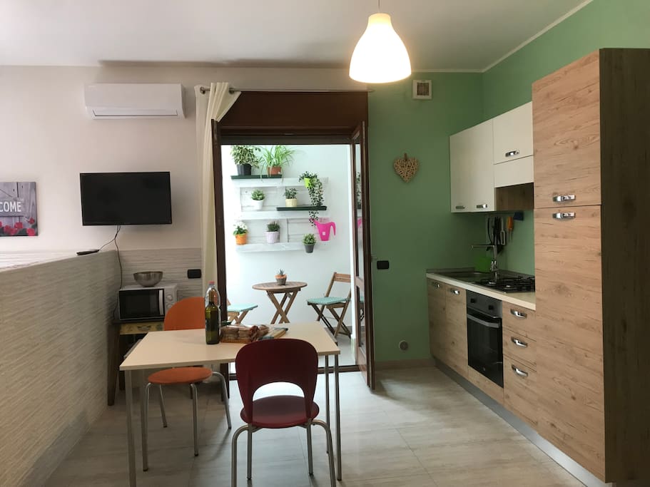Zona giorno con angolo cottura attrezzato