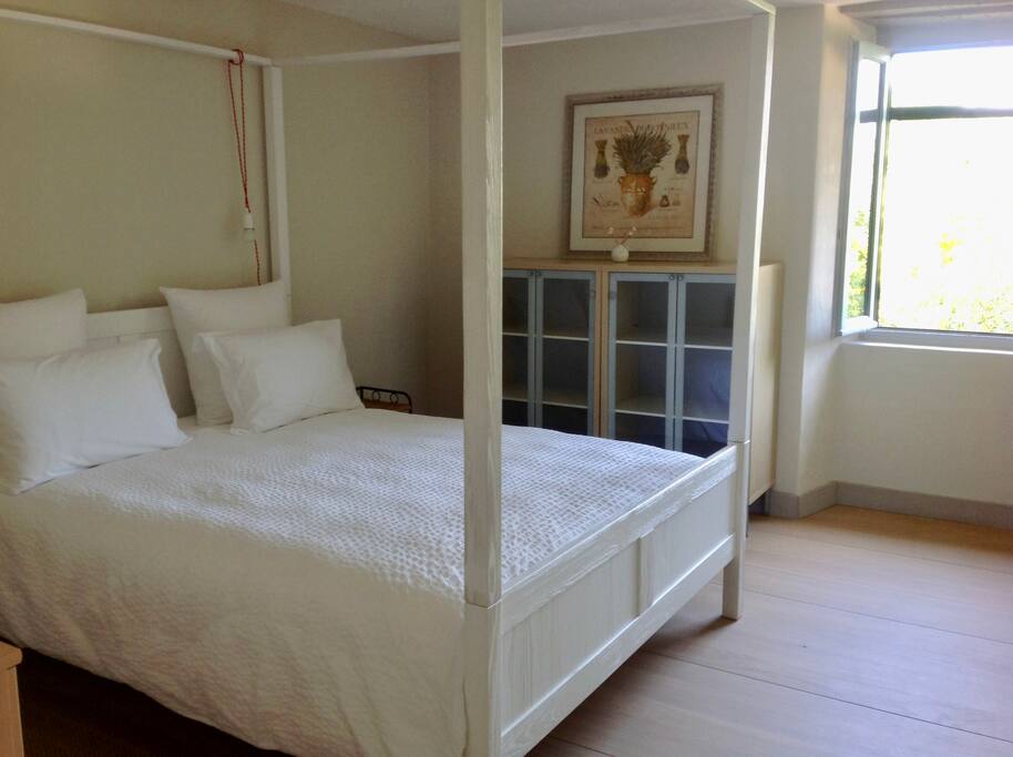 Chambre avec vue sur les oliviers