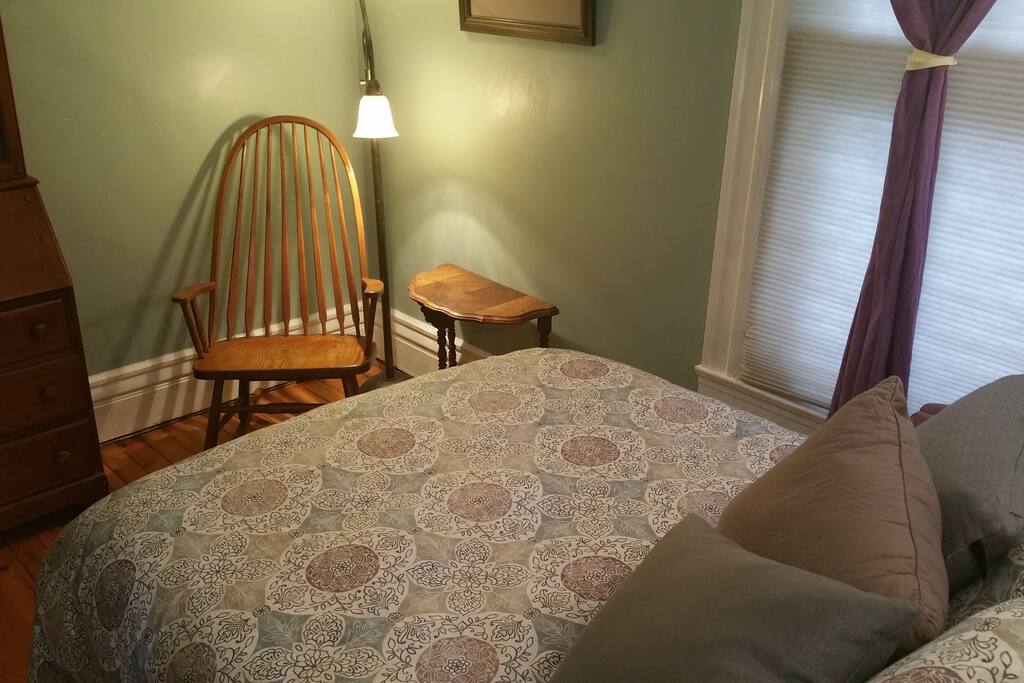 The Vallely Room - Full-Size Bed