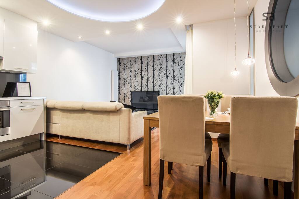 Salon i część jadalna, w tle TV typu LCD