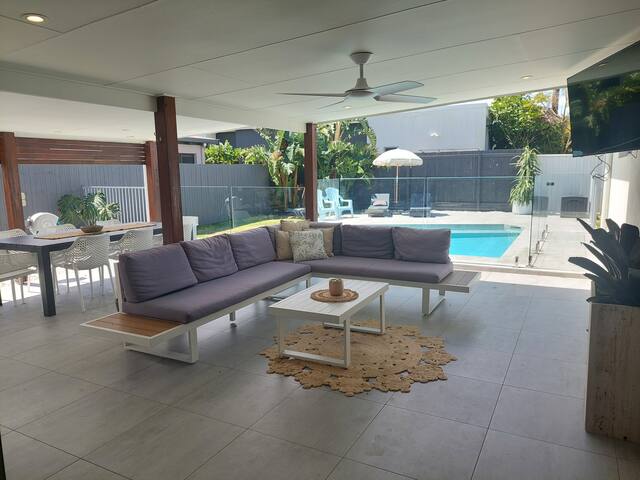 Fresh and light 3 bedroom beachhouse with a pool. gallery image 3