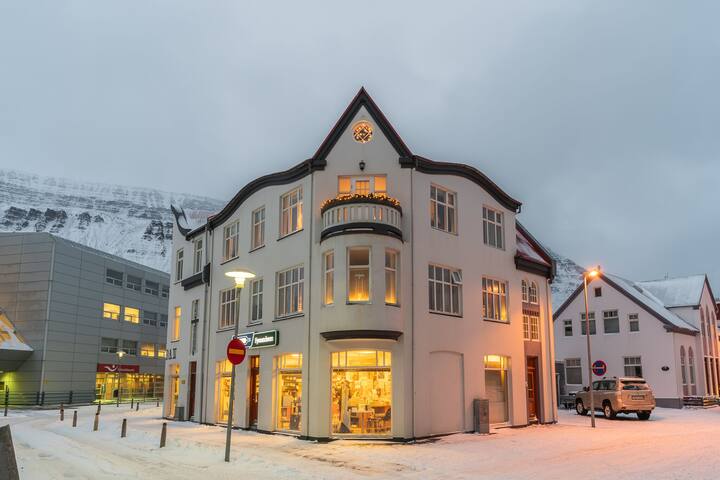 Stylish flat overlooking main plaza