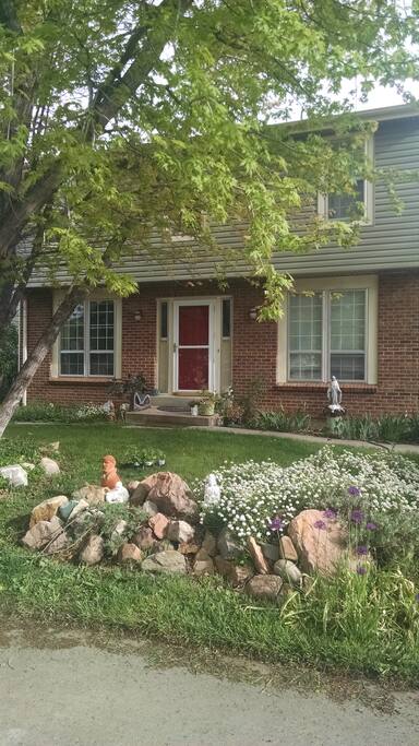 Sweet room with private bath in lovely neighborhood close to activities