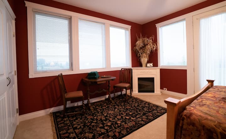 Pia imejumuishwa katika tangazo hili na kando ni L'Alcove des Chevaliers (kwa Kifaransa: Alcove of the Knights).  Mtazamo wa ajabu unaweza kuwa kitu cha kwanza unachokiona asubuhi na kuangaza kwa mahali pa kuotea moto, kitu cha mwisho usiku.  Picha na Dario