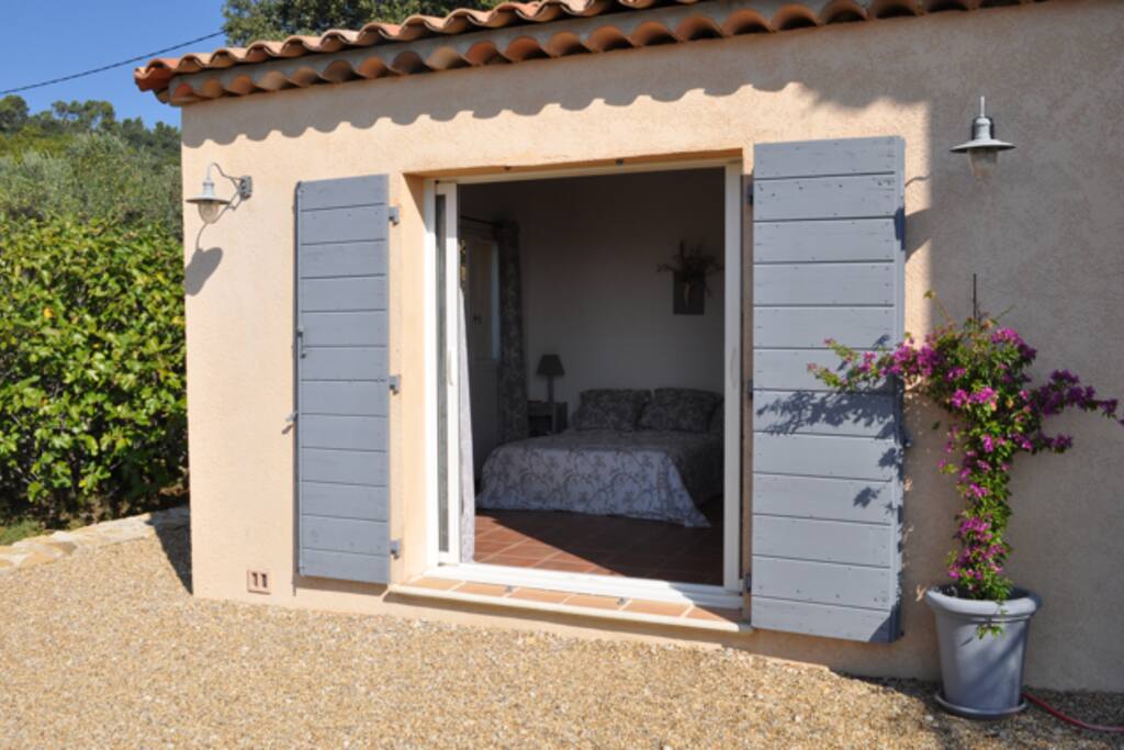 Chambre 1 accès direct sur la terrasse