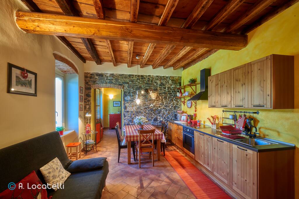 Open space con cucina completa TV divano letto