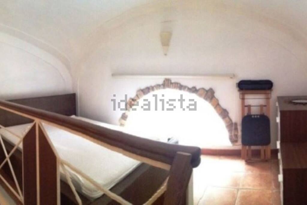 Camera da letto su soppalco