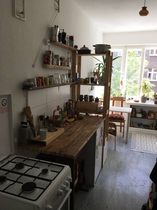 Eingang Küche, Arbeitsplatte und Gasherd