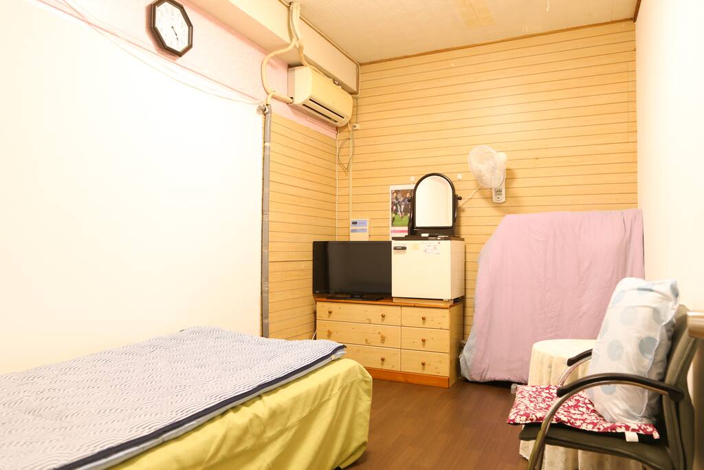 鍵付き個室のシングルルームです。※エアコンは別途2時間100円