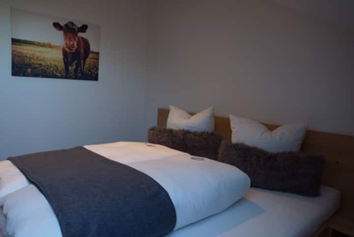 dormitorio separado con cama tamaño queen