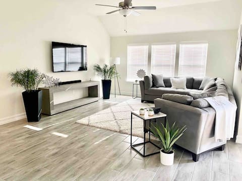 Luxury Modern Residential Home - 3 bed, 2 bath