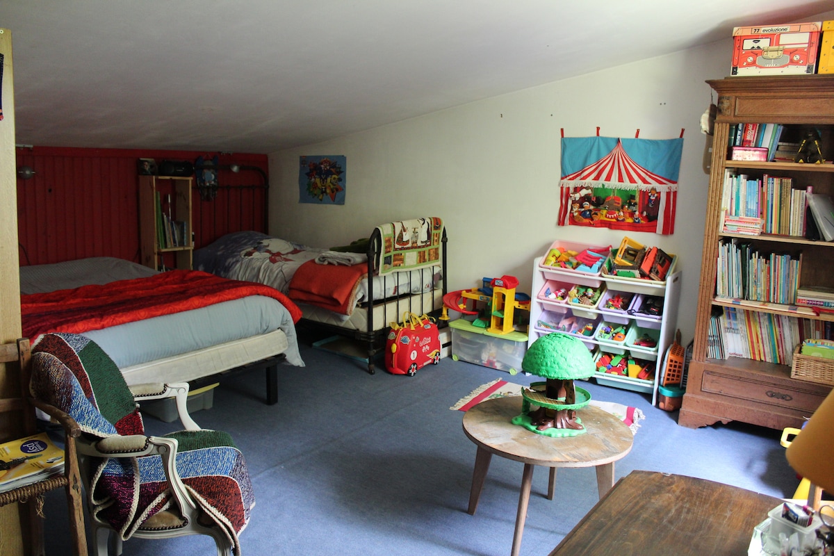 Dhomë e kuqe: 
1 krevat dopio, 1 krevat tek 