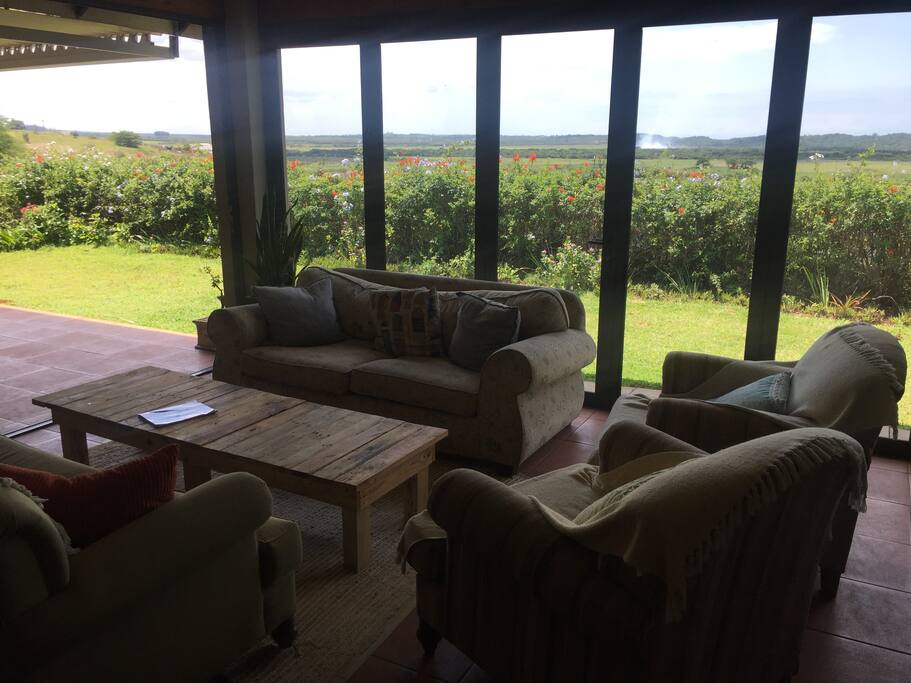 Inside/outside lounge area