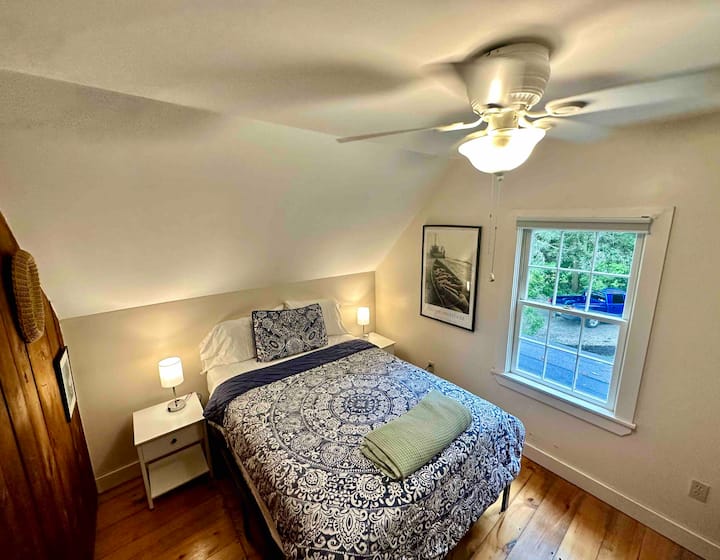 Cama completa en el segundo dormitorio de arriba.