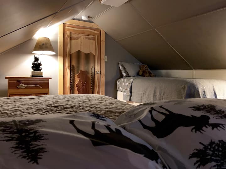 Queensize-Bett und Einzelbett im ersten Loft