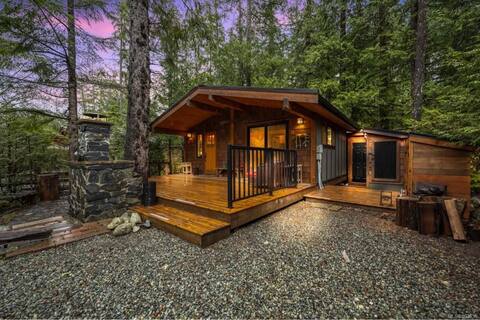 Twin Tree Cabin in Port Renfrew