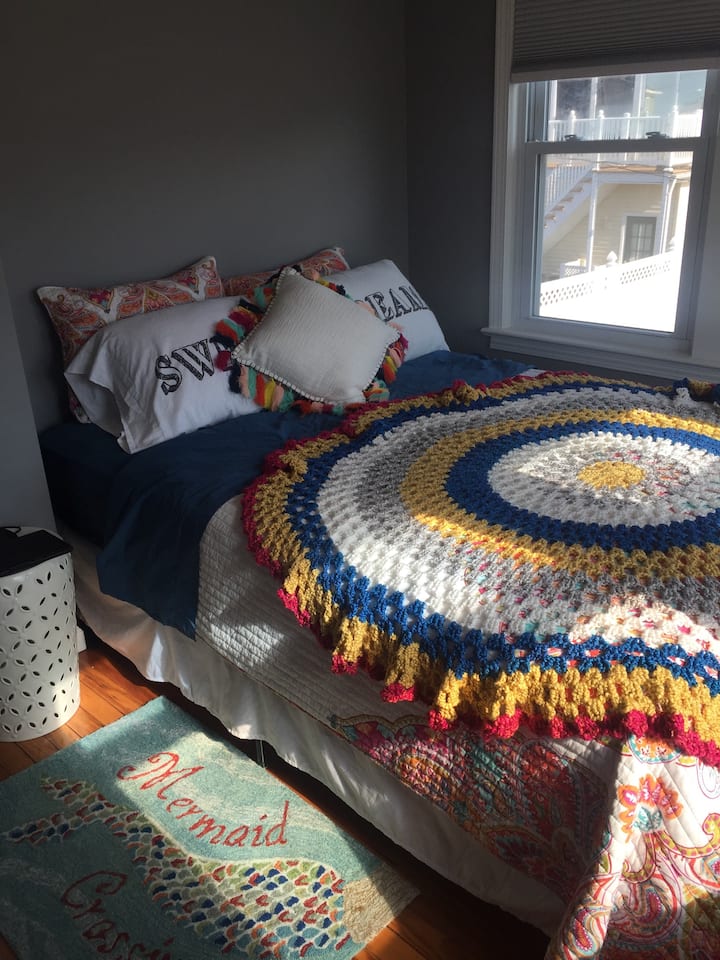 Спална соба со брачен кревет (широк