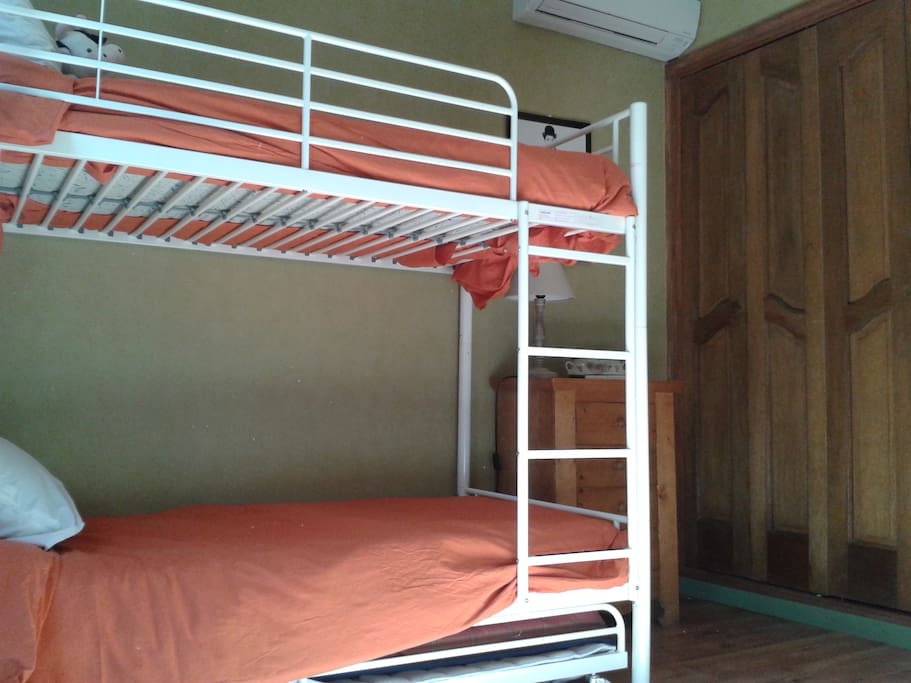 Chambre verte avec placard
