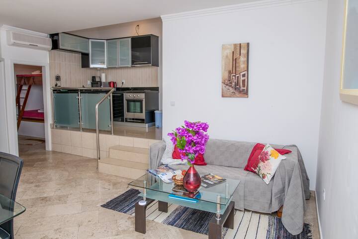 مفتوح - يمكن الوصول إلى المطبخ المرتفع من غرفة المعيشة/العشاء