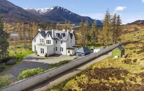 Mullardoch House: Lakeside Edwardian Hunting Lodge
